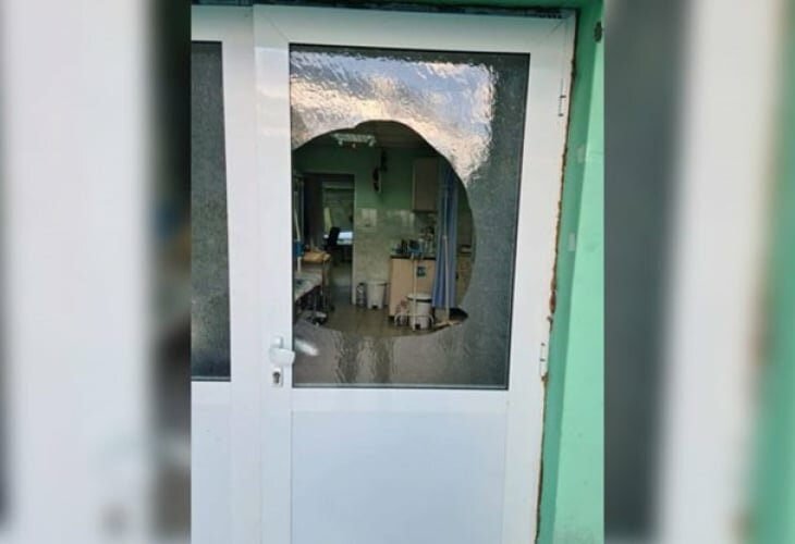 Безчинство! Потрошиха с камъни врата в ямболската болница СНИМКА
